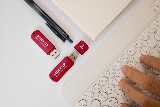 Iemands handen met usb-geheugenstick