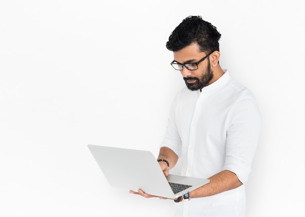 Indiase man met laptop concept