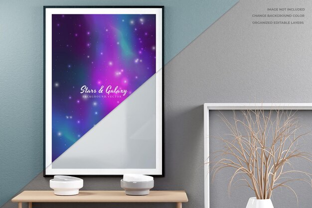 Ingelijste poster aan de muur mockup met displayplank en schalen