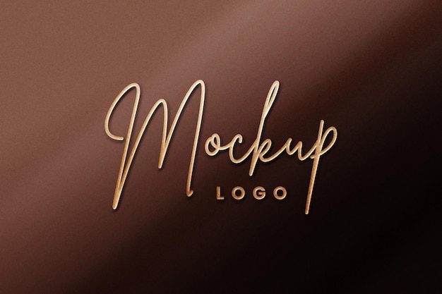 Ingeslagen teksteffect psd bewerkbare logo mockup-sjabloon op ambachtelijke papiertextuur