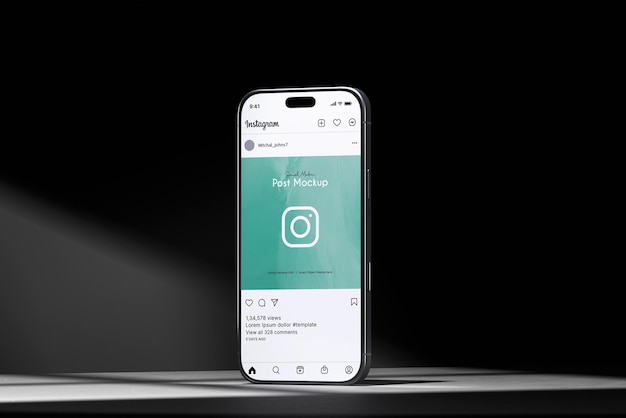 Мокет корма Instagram на дисплее смартфона