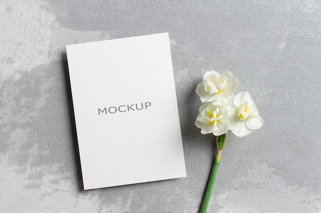 Invitatie- of groetekaartje met lente-narcissenbloemen