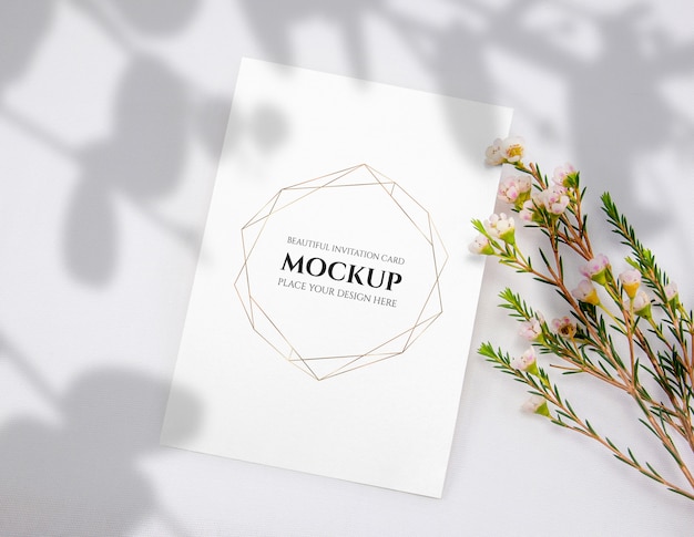 Mockup di carta di invito con fiore.