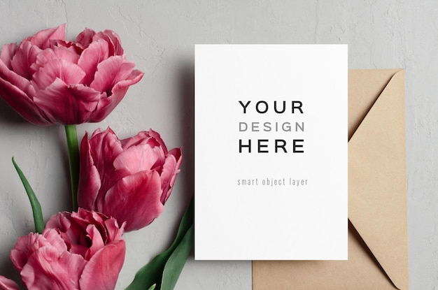 Mockup di biglietto d'invito con fiori di tulipani primaverili rosa