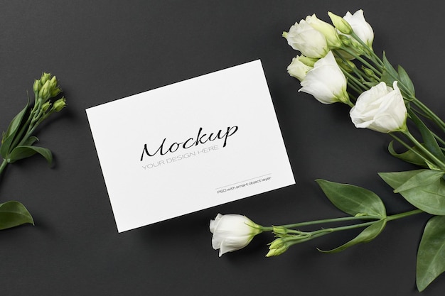 Mockup di carta di invito con fiori bianchi di eustoma