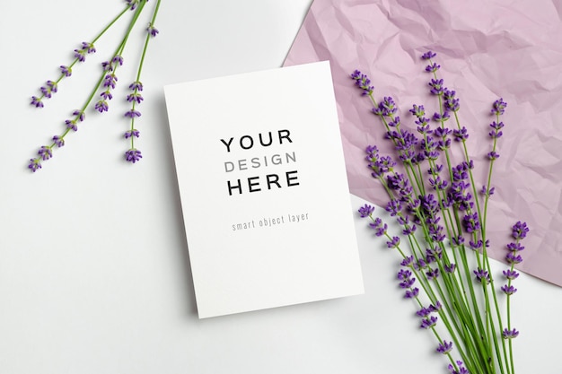 Mockup di invito o biglietto di auguri con fiori di lavanda