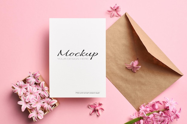 Mockup stazionario di invito o biglietto di auguri con fiori rosa primaverili in scatola