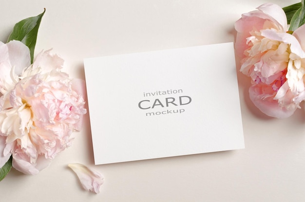 PSD ピンクの牡丹の花の招待状またはグリーティングカードのモックアップ