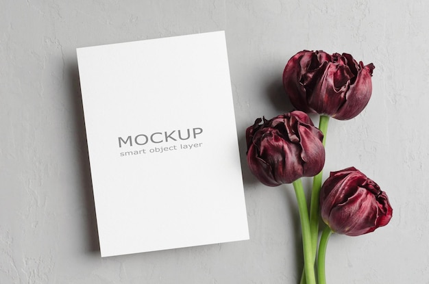 Приглашение или макет поздравительной открытки с цветами тюльпанов