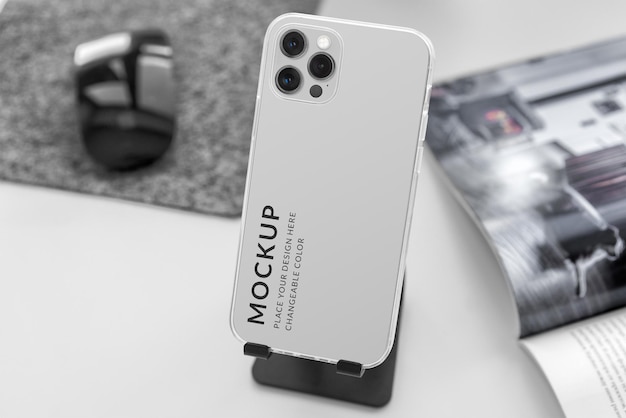 Mockup di custodia trasparente per iphone 12 pro sul tavolo