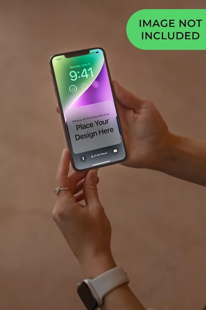 PSD iphone 14 pro maxのモックアップが美しい女性の手に
