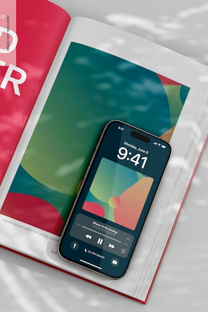 PSD iphone 15 pro con book mockup da vicino