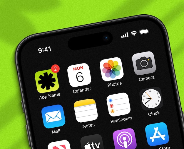 หน้าจอหลัก iPhone พร้อมไอคอนแอปและการแจ้งเตือน