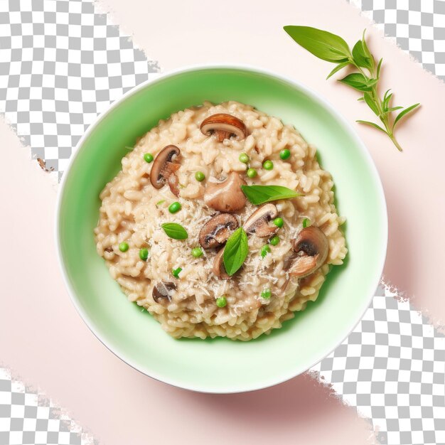 PSD izolowane risotto z grzybami z parmezanem w białej misce na przezroczystym tle