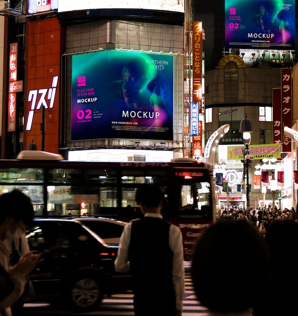 Città del giappone di notte con mock-up di cartelloni pubblicitari