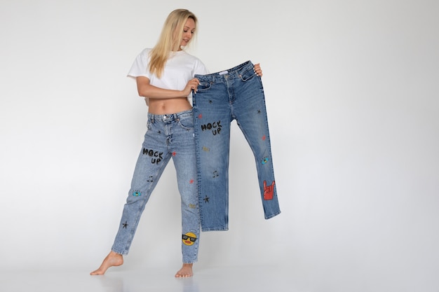 Jeans met geborduurd mockup