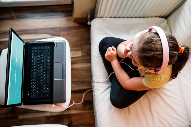 Jong meisje met behulp van de laptop