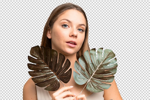 Jonge blonde vrouw over een geïsoleerde chroma sleutel achtergrond met een palmblad Close Up portret