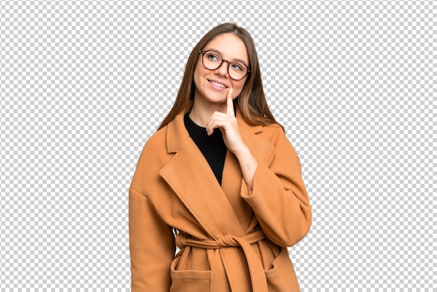 Jonge blonde vrouw over geïsoleerde chroma sleutel achtergrond denken aan een idee terwijl het opkijken