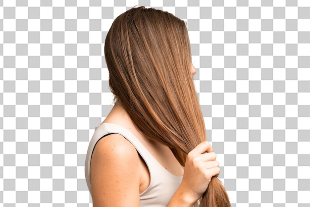 Jonge blonde vrouw over geïsoleerde chroma sleutel achtergrond raakt haar haar Close Up portret