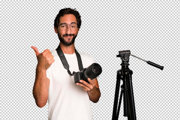 PSD jonge gekke bebaarde en expressieve man met een fotocamera fotograaf concept