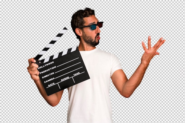 PSD jonge gekke bebaarde en expressieve man met een klepel bioscoopfilm of filmconcept