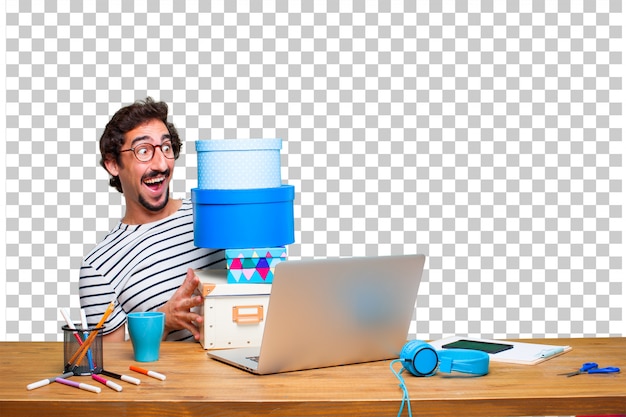 PSD jonge gekke grafische ontwerper op een bureau met laptop en met het concept van de giftdoos