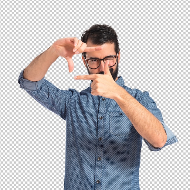 Jonge hipster man gericht met zijn vingers