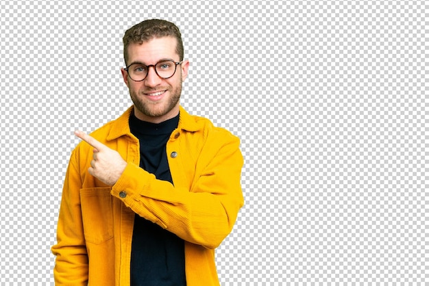 Jonge knappe blonde man over geïsoleerde chroma sleutel achtergrond