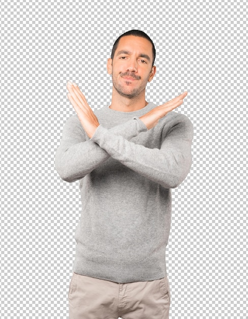 Jonge man die een gebaar maakt om niet met de armen te kruisen