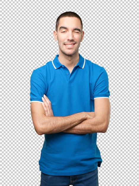 Jonge man knippert een oog
