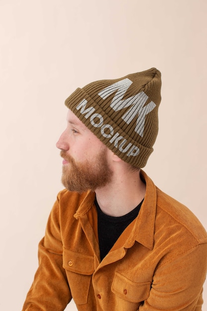 PSD jonge man met beanie mockup