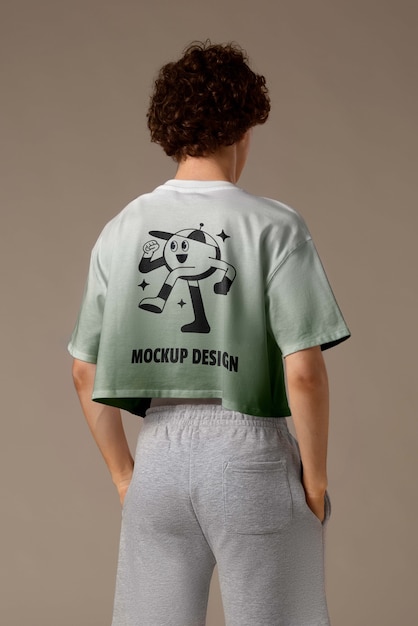 PSD jonge man met een mock-up crop top