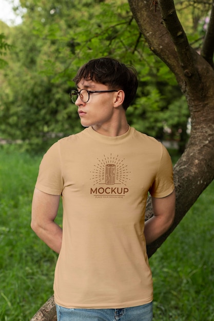 Jonge man met een mock-up t-shirt buitenshuis