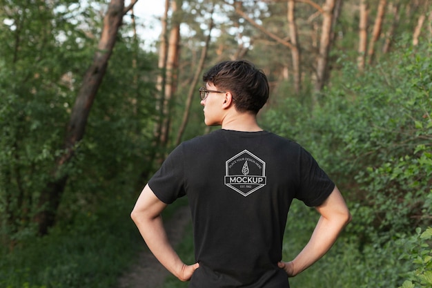 PSD jonge man met een mock-up t-shirt in het bos