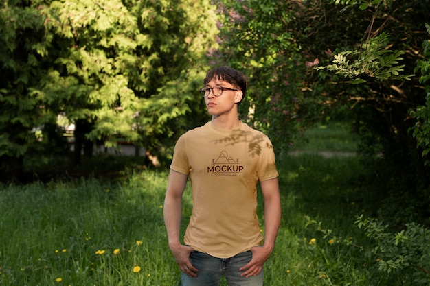 Jonge man met een mock-up t-shirt