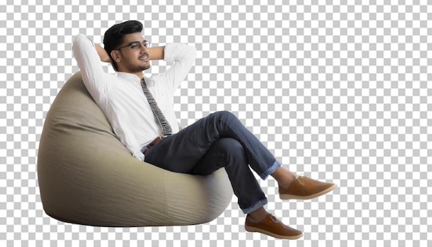 Jonge man zit in een beanbag stoel en ontspant zich geïsoleerd op een doorzichtige achtergrond