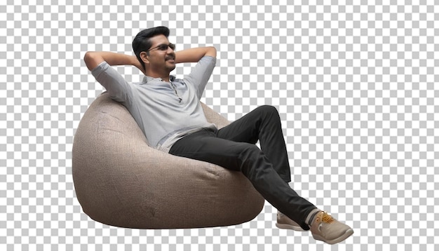 PSD jonge man zit in een beanbag stoel en ontspant zich geïsoleerd op een transparante achtergrond