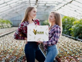 PSD jonge meisjes die een boerderijteken houden