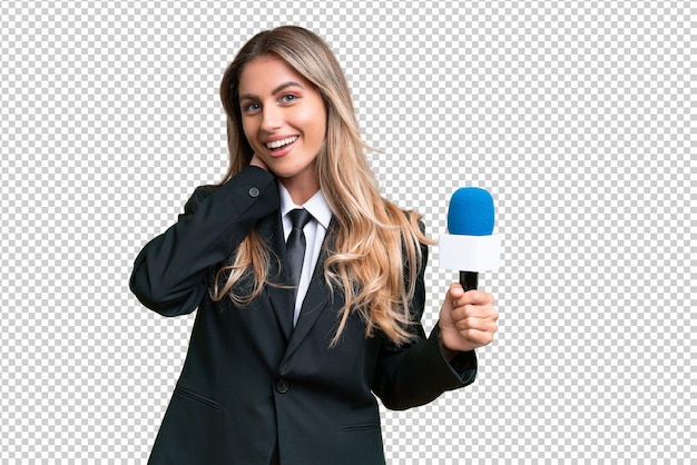 Jonge mooie uruguayaanse tv-presentatrice lacht op een geïsoleerde achtergrond.