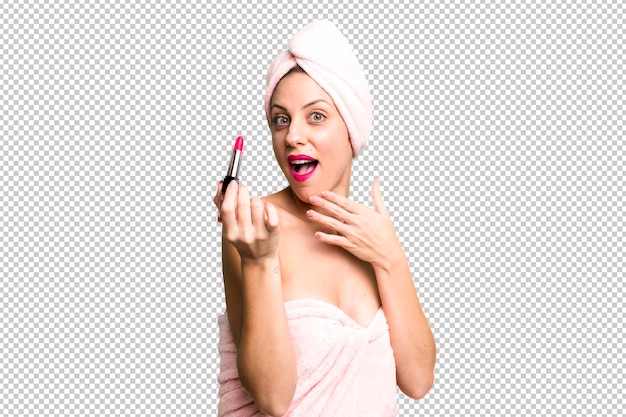 Jonge mooie vrouw die een lippenstift verzint en vasthoudt
