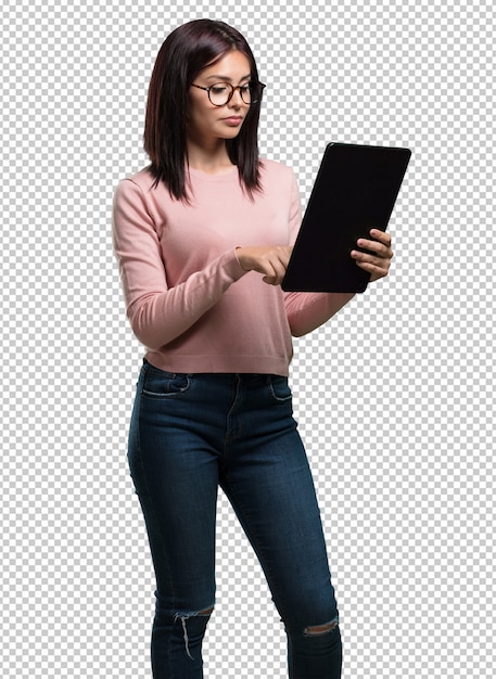 Jonge mooie vrouw glimlachend en zelfverzekerd, met een tablet, gebruiken om te surfen op het internet en sociale netwerken, communicatie te zien