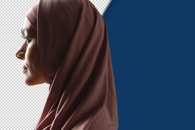 PSD jonge moslimvrouw met hijab die in profiel poseert