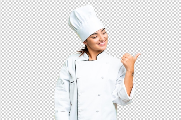 Jonge vrouw Chef over geïsoleerde chroma sleutel achtergrond wijzen naar de zijkant om een product te presenteren