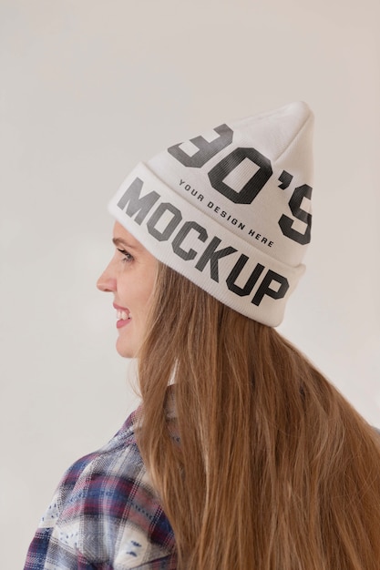 Jonge vrouw die beaniemodel draagt