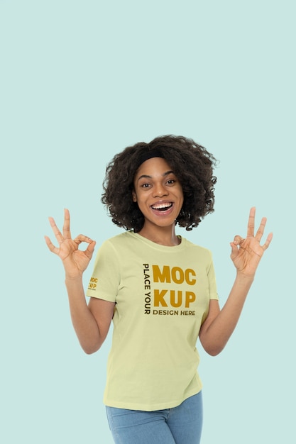 Jonge vrouw die t-shirtmodel draagt