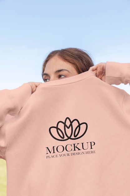 Jonge vrouw met een mock-up hoodie met lange mouw