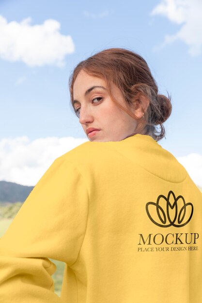 Jonge vrouw met een mock-up hoodie met lange mouw