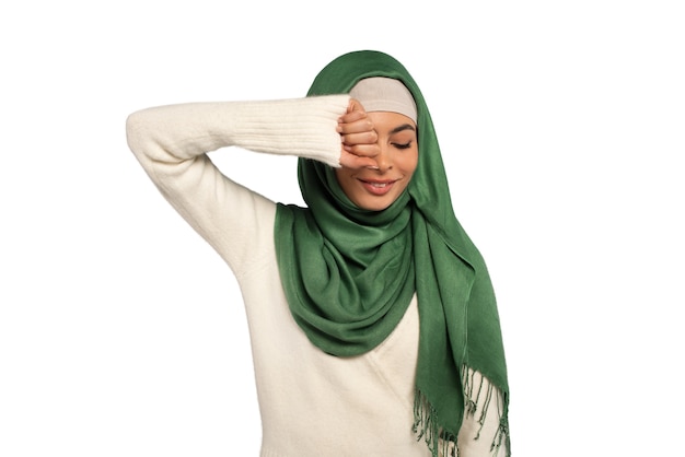 Jonge vrouw met hijab geïsoleerd