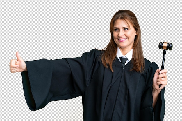 Судья белая женщина по изолированному фону дает палец вверх жест
